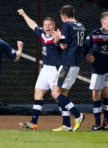 Ten-man Dundee drew 2-2 with St Johnstone in the SPL at Dens Park