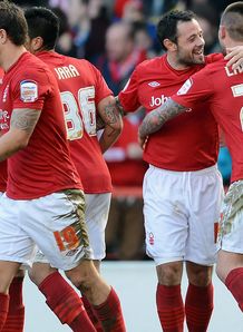 Championship: Craig Davies' equaliser gives 10-man Bolton 1-1 draw at Nottingham Forest