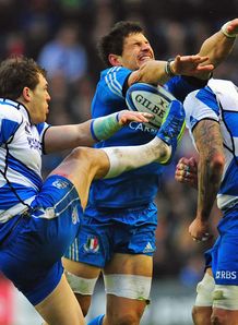 Scotland v Italy Sean Lamont kick Alessandro Zanni Scotland v Italy Sean Lamont kick Alessandro Zanni