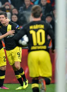 Mats Hummels' late header gave Borussia Dortmund a 2-2 draw at Shakhtar Donetsk