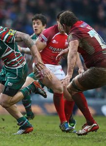 Thompstone of Leicester breaks to score v London Welsh