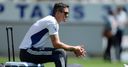 Pietersen avoids knee surgery