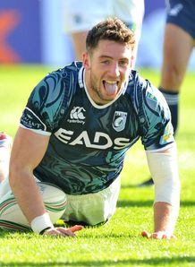 Alex Cuthbert scoring for Cardiff Blues Alex Cuthbert scoring for Cardiff Blues