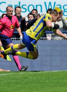 Clermont s French flanker Elvis Vermeulen scores Clermont s French flanker Elvis Vermeulen scores