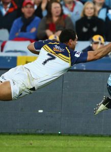 Waratahs flank Michael Hooper scoring