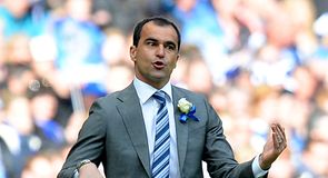 Martinez to hold Everton talks