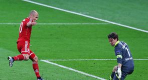 Robben hits late winner