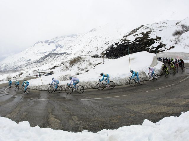 Stage 16 of the Giro d'Italia took the riders back up above the snowline for a second ascent of the Col du Mont Cenis