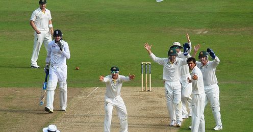 Australia: appeal for Broad's dismissal - but the England batsman did not walk