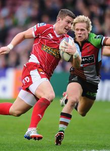 Scott Williams of Scarlets breaks away to score despite the efforts of Matt Hopper of Harlequins Scott Williams of Scarlets breaks away to score despite the efforts of Matt Hopper of Harlequins