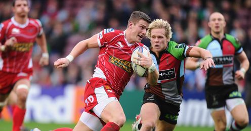 Scott Williams of Scarlets breaks away to score despite the efforts of Matt Hopper of Harlequins Scott Williams of Scarlets breaks away to score despite the efforts of Matt Hopper of Harlequins