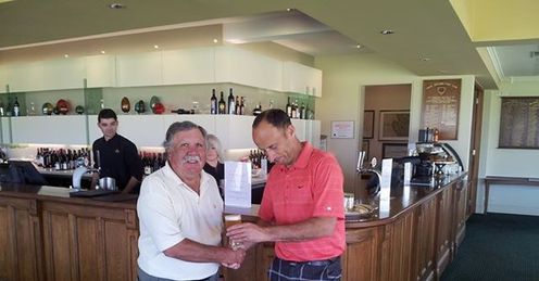 Nasser Hussain buys a drink! A defeat for the team at Royal Adelaide Golf Club