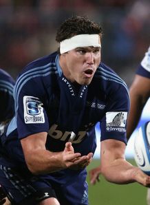 Culum Retallick of the Blues passes the ball Culum Retallick of the Blues passes the ball