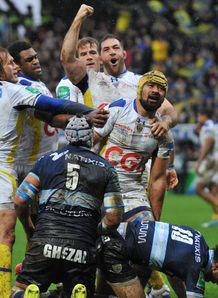 Clermont flanker Fritz Lee congratulated by teammates after scoring vs Racing Metro Clermont flanker Fritz Lee congratulated by teammates after scoring vs Racing Metro