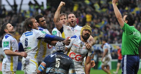 Clermont flanker Fritz Lee congratulated by teammates after scoring vs Racing Metro Clermont flanker Fritz Lee congratulated by teammates after scoring vs Racing Metro