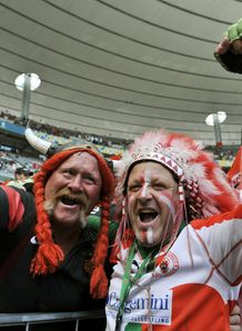 A Toulouse fan L cheers with a Biarritz supporter A Toulouse fan L cheers with a Biarritz supporter