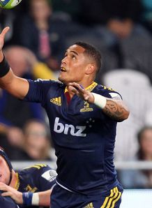 Highlanders scrum half Aaron Smith juggling ball Highlanders scrum half Aaron Smith juggling ball