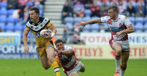 RUGBYL WIGAN CASTLEFORD TIGERS LUKE DORN SKIPS AWAY FROM WIGAN WARRIORS ANTHONY GELLING RUGBYL WIGAN CASTLEFORD TIGERS LUKE DORN SKIPS AWAY FROM WIGAN WARRIORS ANTHONY GELLING