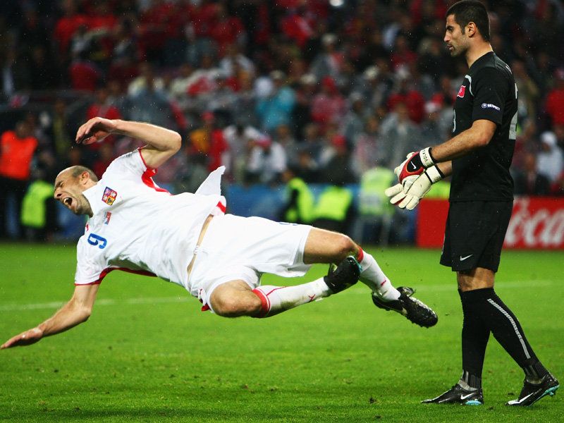 Volkan-Demirel-shoves-Jan-Koller_952643.jpg