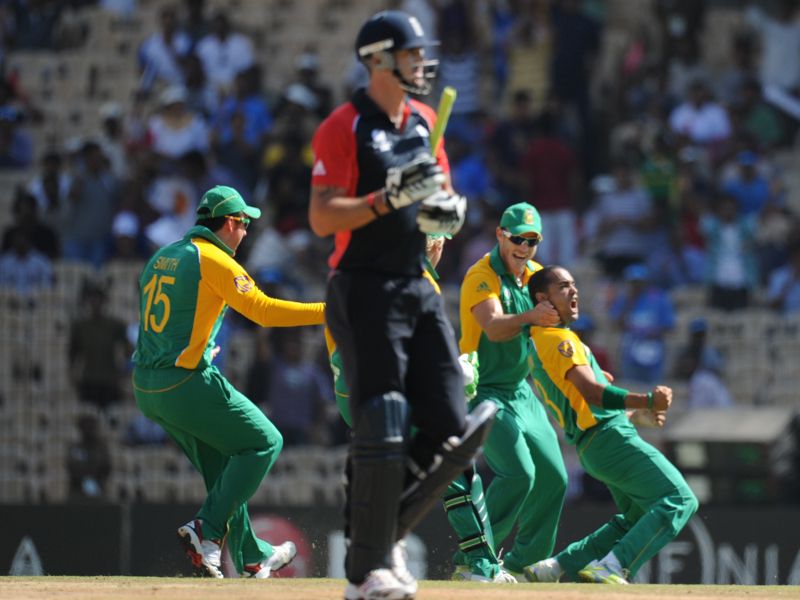 Robin-Peterson-dismisses-Kevin-Pietersen-Engl_2570437.jpg