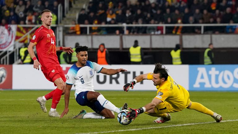 Ollie Watkins missed his chance to impress in Harry Kane&#39;s No 9 shirt