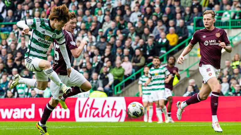  Kyogo Furuhashi volleys in Celtic&#39;s second against Hearts