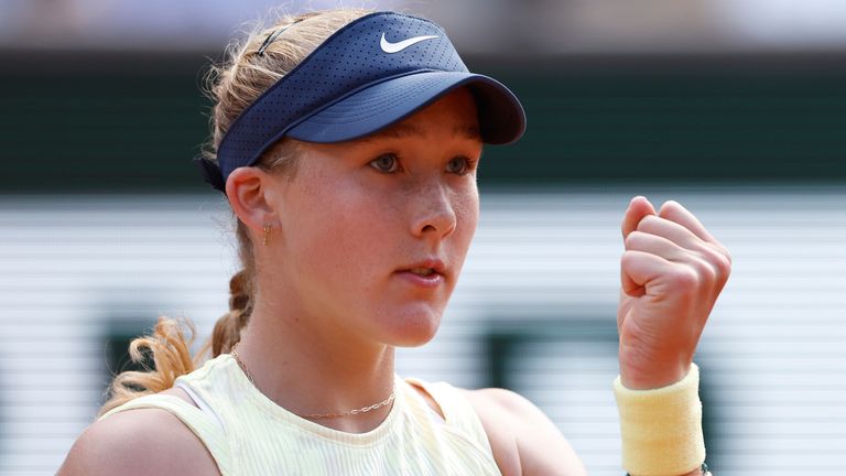 Russia&#39;s Mirra Andreeva clenches her fist after scoring a point against Aryna Sabalenka of Belarus during their quarterfinal match of the French Open tennis tournament at the Roland Garros stadium in Paris, Wednesday, June 5, 2024. (AP Photo/Aurelien Morissard)