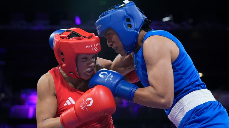 Britain&#39;s Chantelle Reid, left, fights Morocco&#39;s Khadija Mardi in their women&#39;s 75 kg preliminary boxing match at the 2024 Summer Olympics, Wednesday, July 31, 2024, in Paris, France. (AP Photo/Ariana Cubillos)