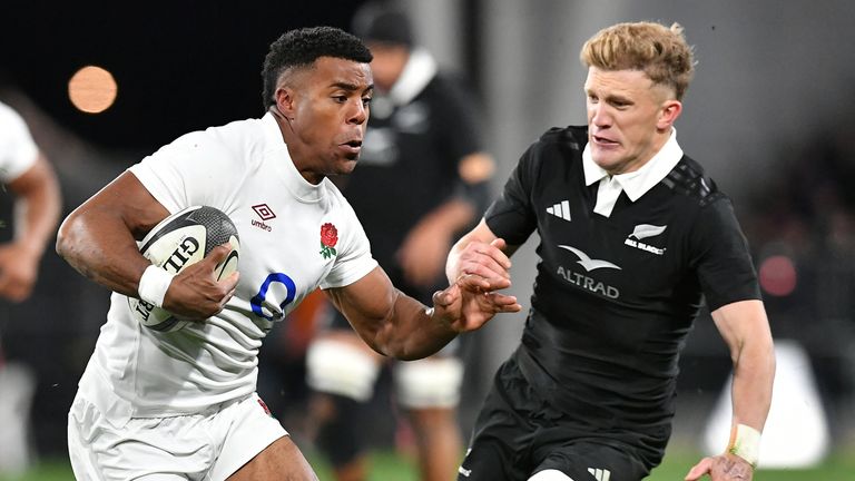 England&#39;s Immanuel Feyi-Waboso (L) runs with the ball as New Zealand&#39;s Damian McKenzie attempts to tackle him during the rugby union Test match between the New Zealand All Blacks and England at Forsyth Barr Stadium in Dunedin on July 6, 2024. (Photo by Sanka Vidanagama / AFP)