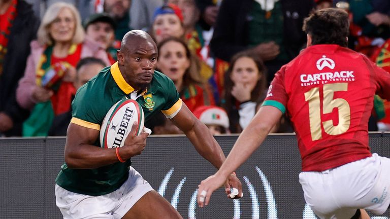 South Africa&#39;s wing Makazole Mapimpi (C) runs with the ball during the International rugby union match between South Africa and Portugal at the Toyota Stadium in Bloemfontein on July 20, 2024. (Photo by Phill Magakoe / AFP)