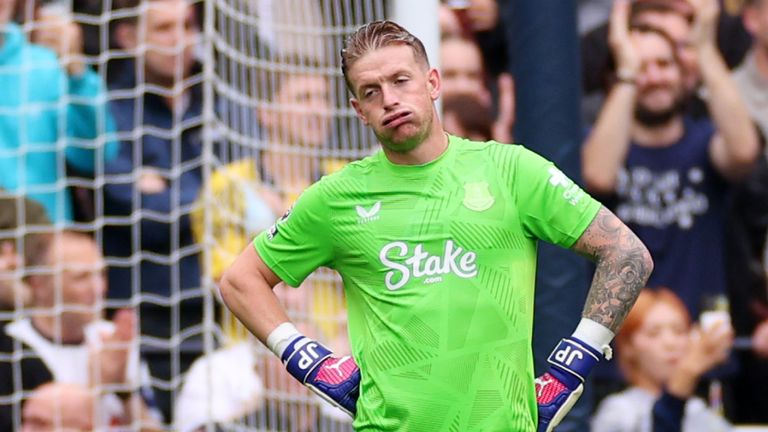 LONDON, ENGLAND - AUGUST 24: Jordan Pickford of Everton reacts after conceding his side&#39;s second goal scored by Son Heung-Min of Tottenham Hotspur (not pictured) during the Premier League match between Tottenham Hotspur FC and Everton FC at Tottenham Hotspur Stadium on August 24, 2024 in London, England. (Photo by Marc Atkins/Getty Images)