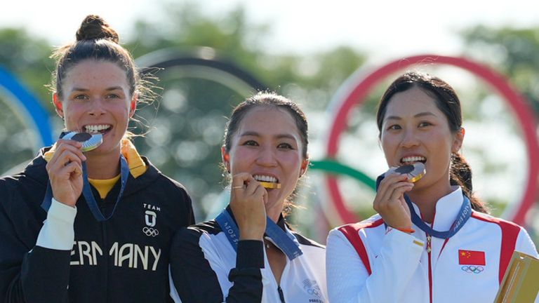 Lydia Ko, of New Zealand, centre, gold medal, with Esther Henseleit, of Germany,, left, silver medal and Xiyu Lin, of China, bronze medal pose for the cameras after the medal ceremony following the final round of the women&#39;s golf event at the 2024 Summer Olympics, Saturday, Aug. 10, 2024, at Le Golf National, in Saint-Quentin-en-Yvelines, France. (AP Photo/Matt York)