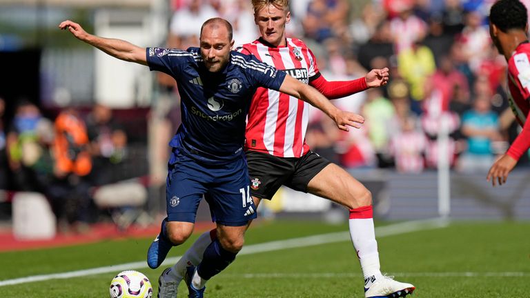 Southampton&#39;s Flynn Downes fouls Manchester United&#39;s Christian Eriksen, left, during the English Premier League soccer match between Southampton and Manchester United at St. Mary&#39;s stadium in Southampton, England, Saturday, Sept. 14, 2024. (AP Photo/Alastair Grant)