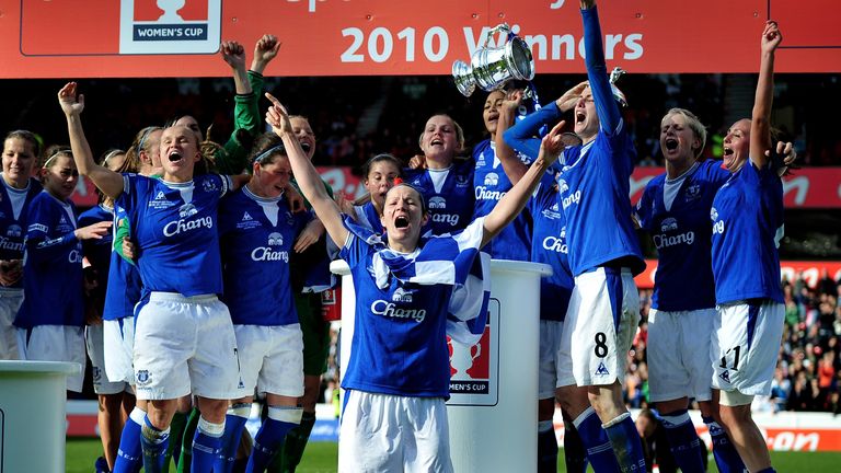 Everton lift the FA Women&#39;s Cup in 2009/10