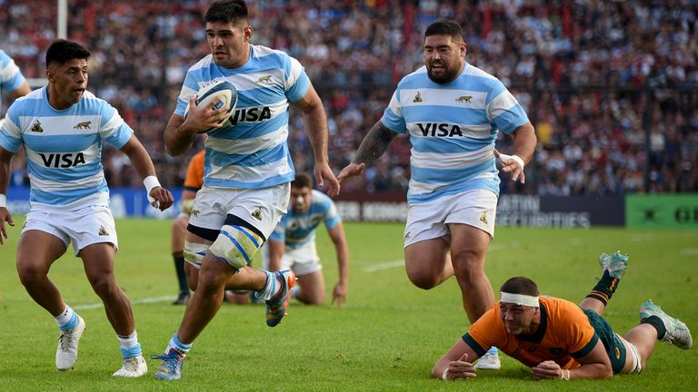 Argentina&#39;s Los Pumas Joaquin Oviedo runs with the ball to score a try against Australia during a rugby championship test match in Santa Fe, Argentina, Saturday, Sept. 7, 2024. (AP Photo/Mateo Occhi) 