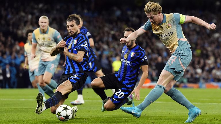 Kevin De Bruyne takes a shot on goal during Man City's Champions League match with Inter Milan