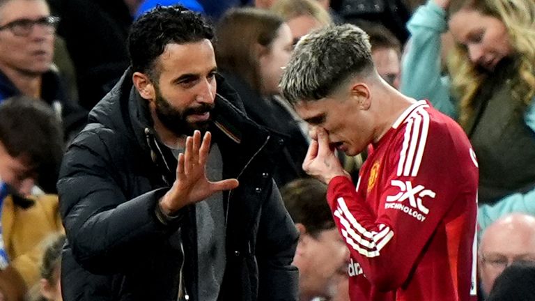 Ruben Amorim gives instructions to Alejandro Garnacho