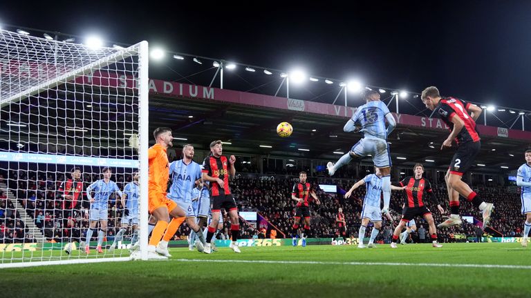 Huijsen (19y 235d) is Bournemouth's youngest ever Premier League goalscorer.