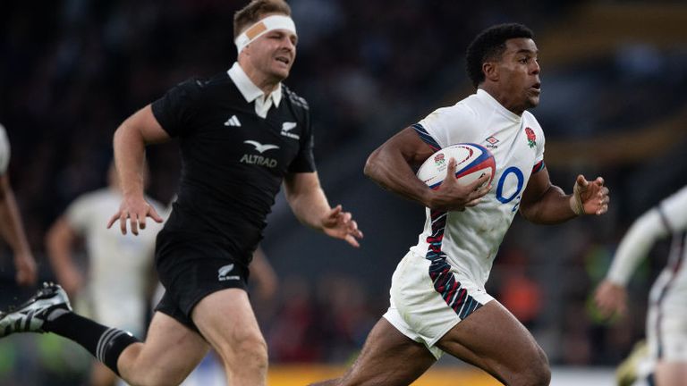 LONDON, ENGLAND - NOVEMBER 02:  Immanuel Feyi-Waboso of England outpaces Sam Cane of New Zealand before scoring a try during the Autumn Nations Series 2025 match between England and New Zealand All Blacks at Allianz Stadium on November 02, 2024 in London, England. (Photo by Visionhaus/Getty Images)