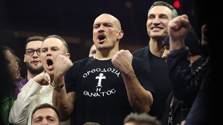 Oleksandr Usyk celebrates with Wladimir Klitschko (Photo: Mark Robinson/Matchroom)