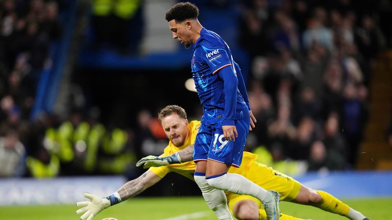 Jadon Sancho dribbles around Brentford keeper Mark Flekken