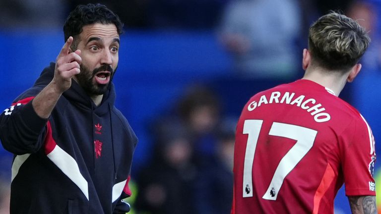 Ruben Amorim issues instructions to Alejandro Garnacho at Everton