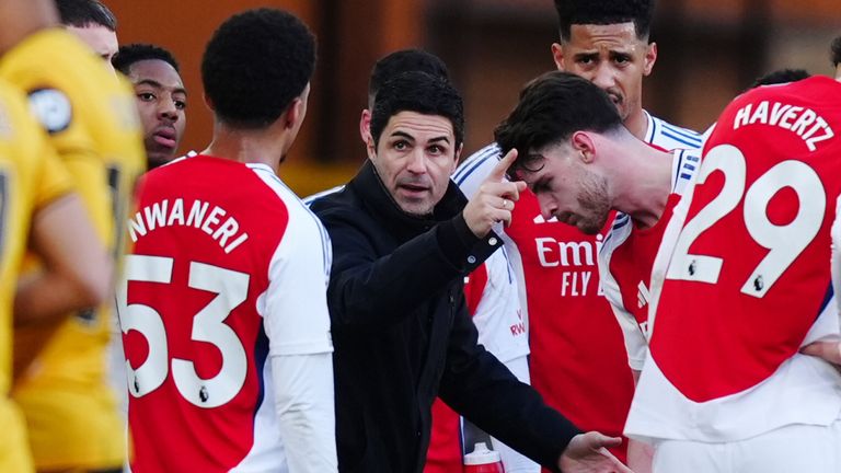 Arsenal manager Mikel Arteta dishes out instructions to his players