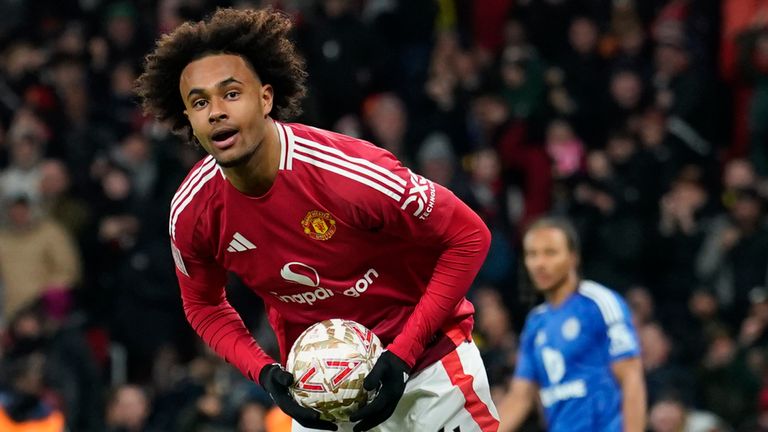 Manchester United's Joshua Zirkzee, centre, celebrates after scoring against Leicester