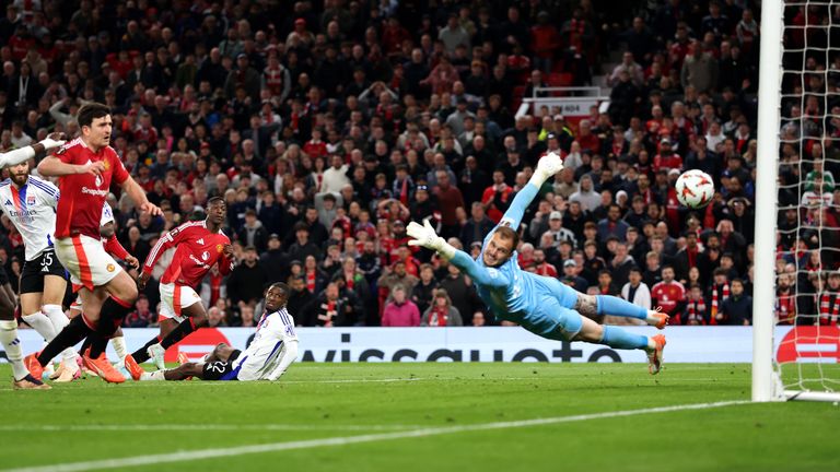 Kobbie Mainoo curls home an equaliser for Man Utd to make it 4-4 on the night in the 120th minute