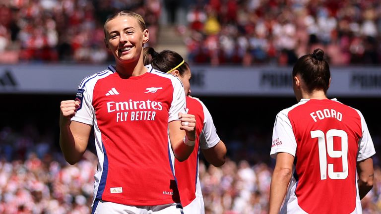 Chloe Kelly of Arsenal celebrates scoring her team's first goal