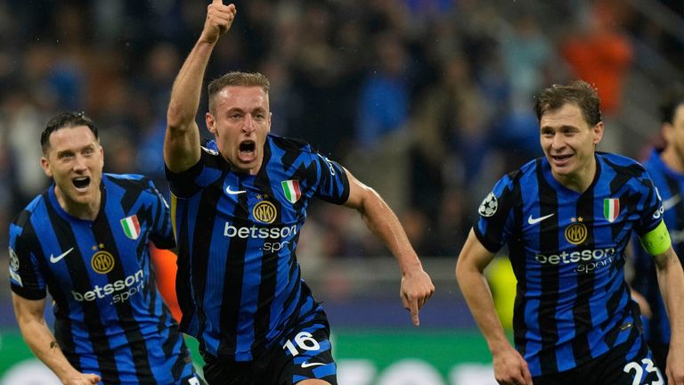 Inter Milan's Davide Frattesi, center, celebrates after scoring his side's fourth goal during the Champions League semifinal second leg soccer match between Inter Milan and Barcelona at San Siro stadium in Milan , Italy, Tuesday, May 6, 2025. (AP Photo/Luca Bruno)