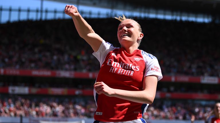 Frida Maanum of Arsenal celebrates scoring her team's third goal