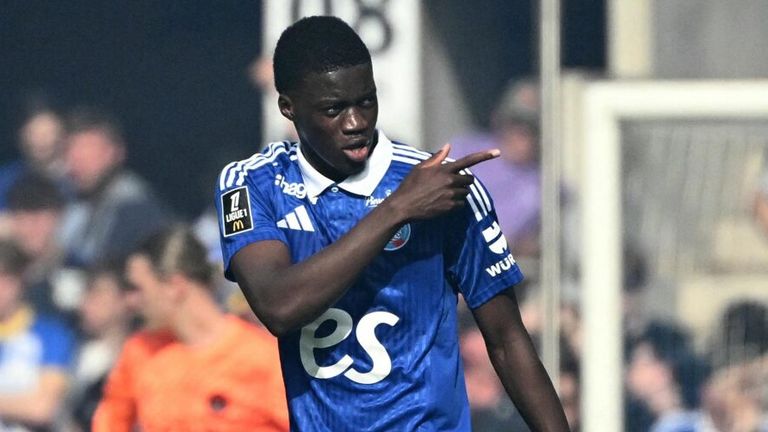 Mamadou Sarr celebrates after Strasbourg score against PSG