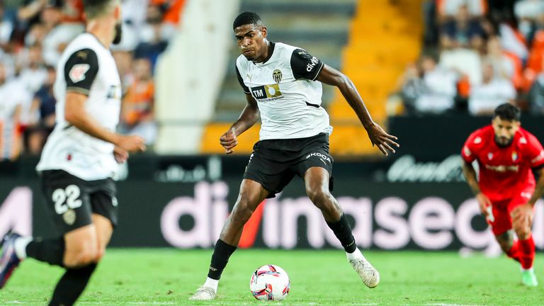 Cristhian Mosquera improved his passing game at Valencia